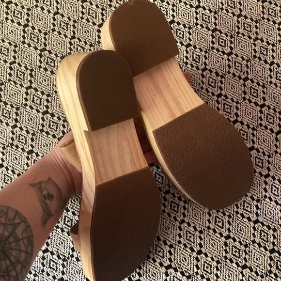 Nisolo Ellie All Day Clog in Almond - Picture 5 of 6